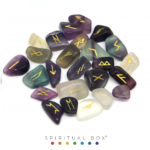 Set Rune Din Fluorină Curcubeu 25 Piese – Cristale Naturale Rulate Gravate